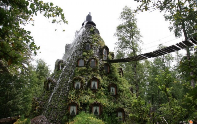 Этот необычный отель на 13 номеров, расположенный в лесах на севере Чили, словно создан для поклонников фэнтези. Вход через подвесной мостик, а на вершине здания - фонтан.