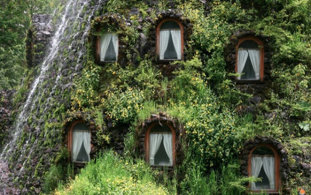 Этот необычный отель на 13 номеров, расположенный в лесах на севере Чили, словно создан для поклонников фэнтези. Вход через подвесной мостик, а на вершине здания - фонтан.